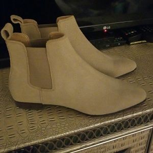 7.5 Banana Republic tan suede  ankle boots
